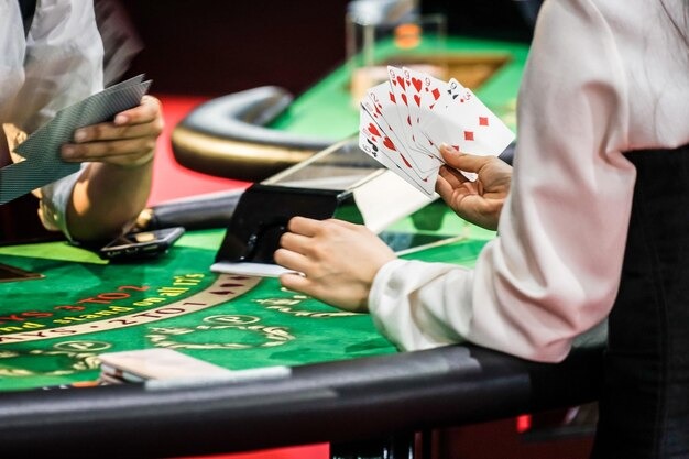 Mobile app interface showing Sakong game lobby and table selection